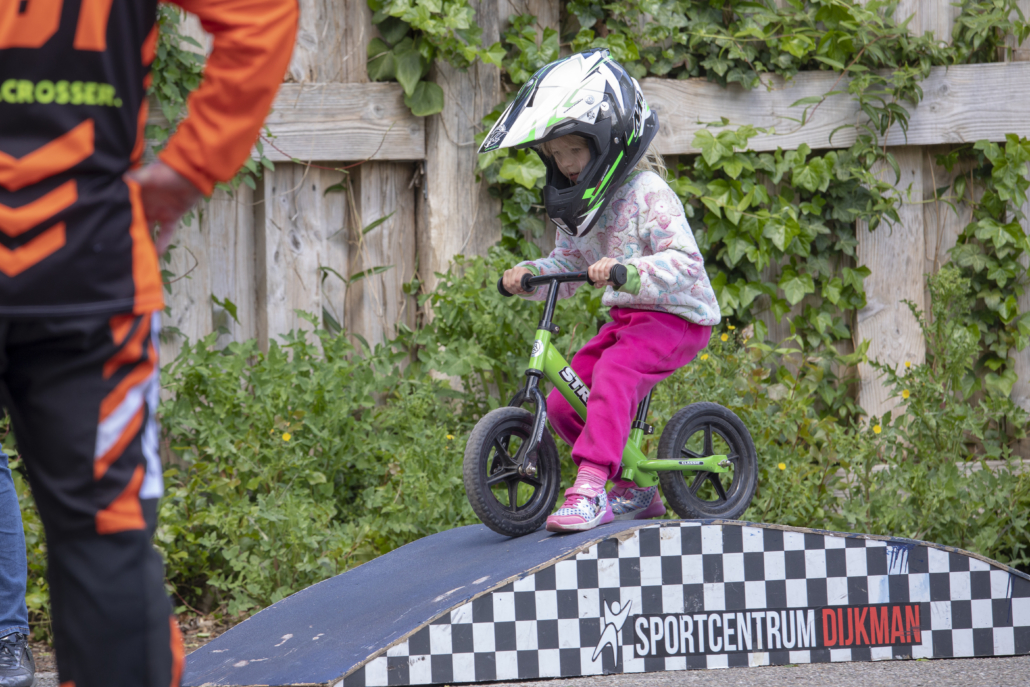 BMX rijden op de Droomdag van vader Dennis en zijn dochters