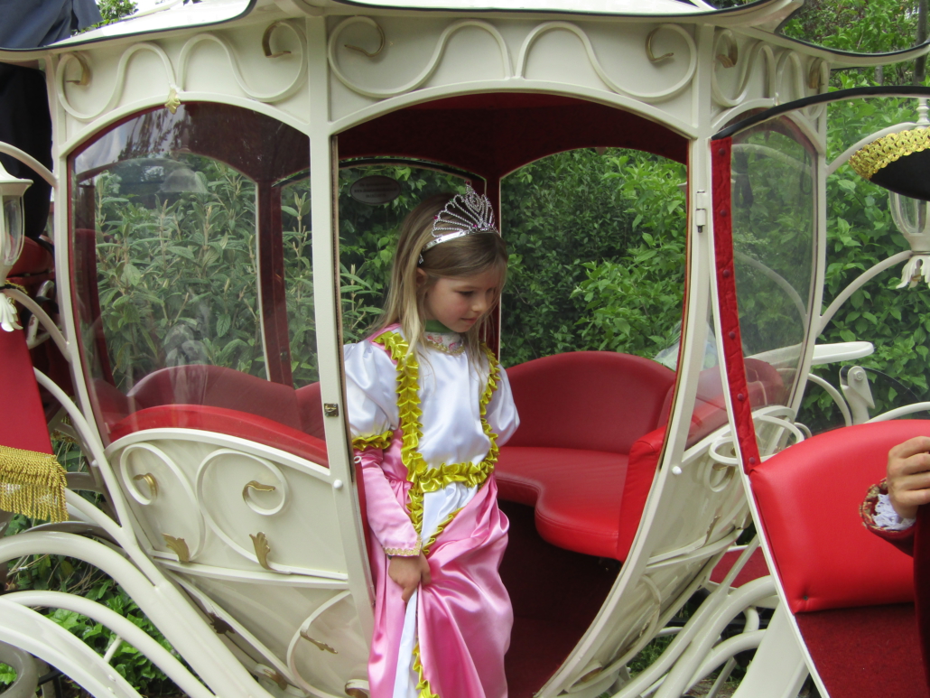 De dochters van vader Dennis op hun Droomdag als prinses in de koets