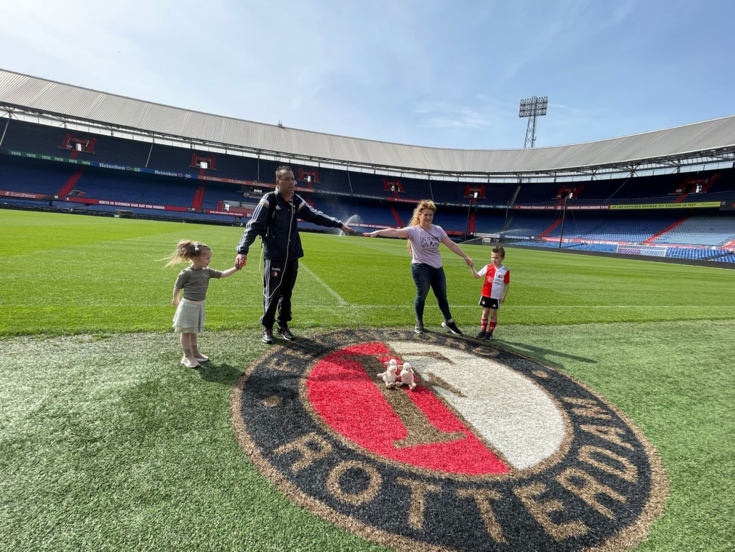 Droomdaggezin op de middenstip bij Feyenoord voor hun fotoschoot